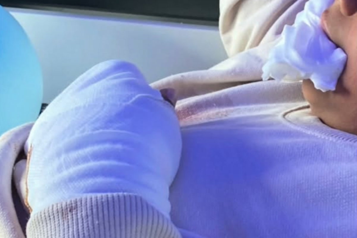  A mãe, Nívia Estevam, afirma que o filho foi vítima de agressão motivada por xenofobia.