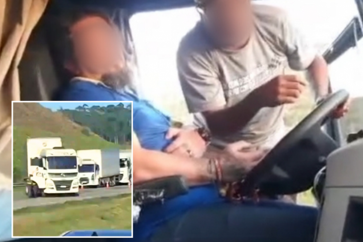 O motorista foi amarrado e ficou com a falsa bomba ao lado na cabine por 5 horas. 