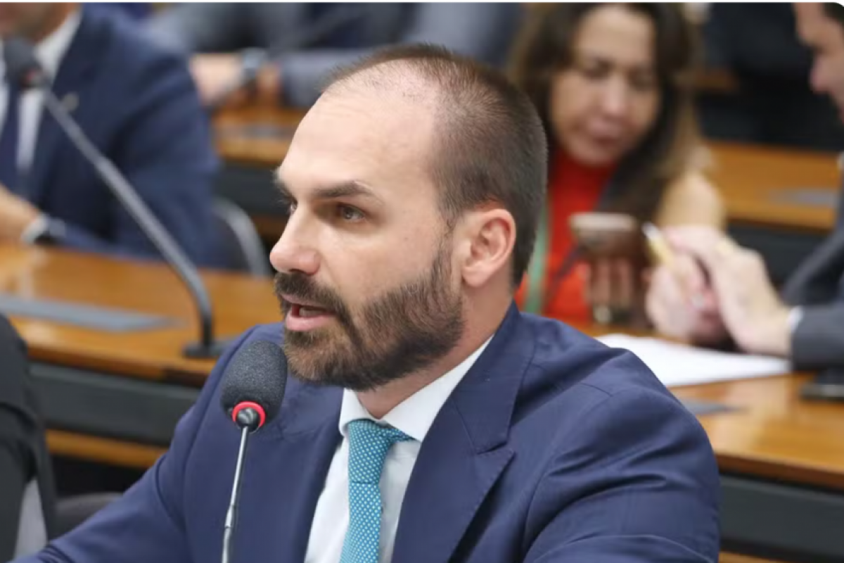 O processo contra o filho do ex-presidente Jair Bolsonaro (PL) tem sido marcado pela ausência do parlamentar. 