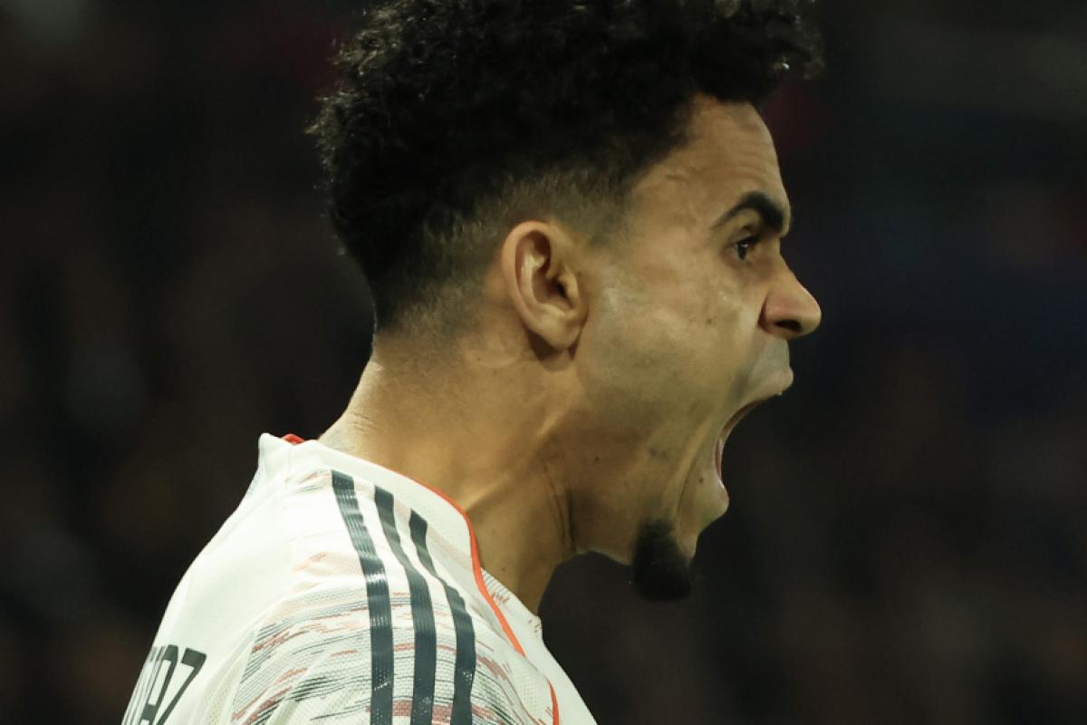 Luis Díaz marcou os dois gols dos Bávaros em Paris, mas acabou expulso, ainda no primeiro tempo