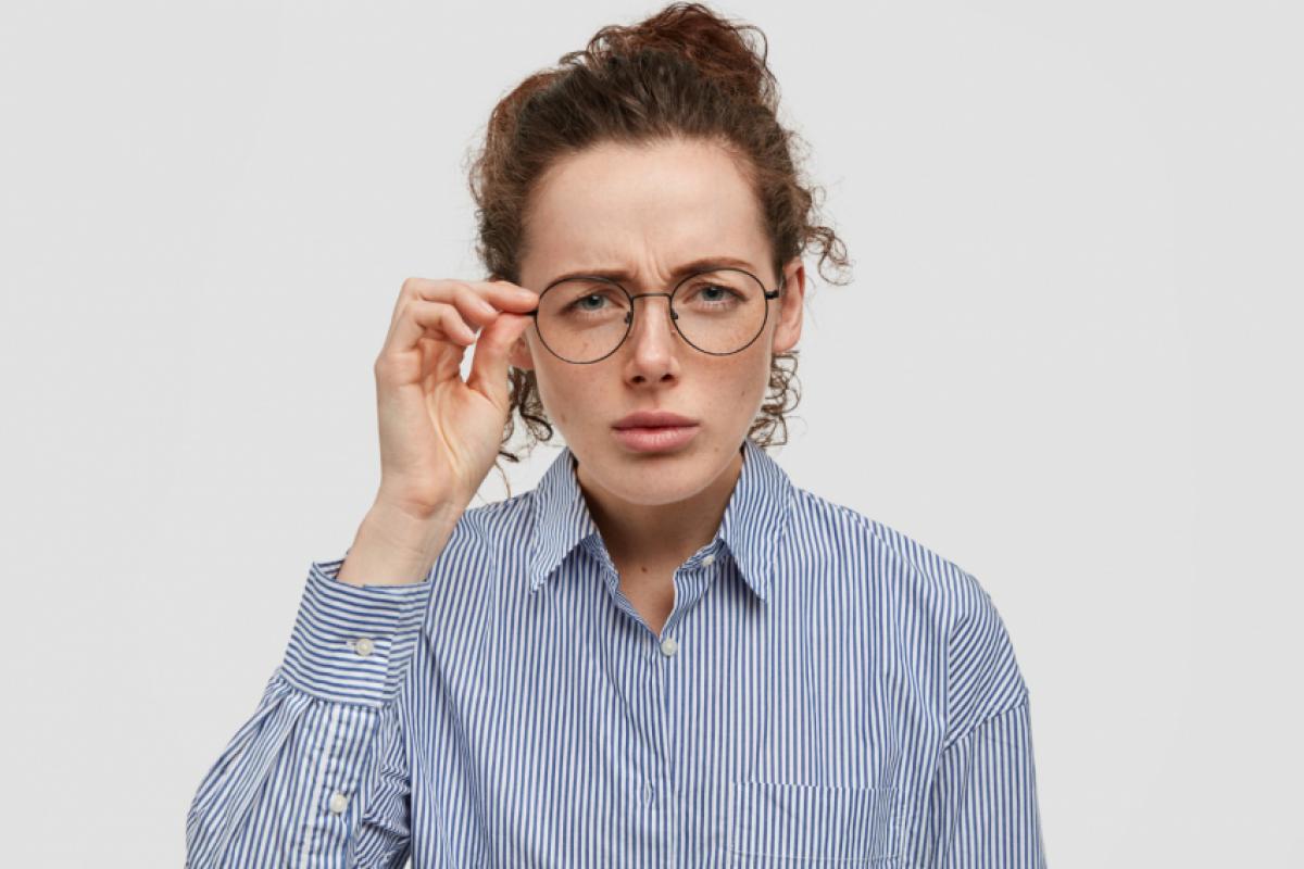 O medicamento, desenvolvido para auxiliar pessoas a partir dos 40 anos que enfrentam dificuldade em focar objetos próximos, como telas de celular e cardápios