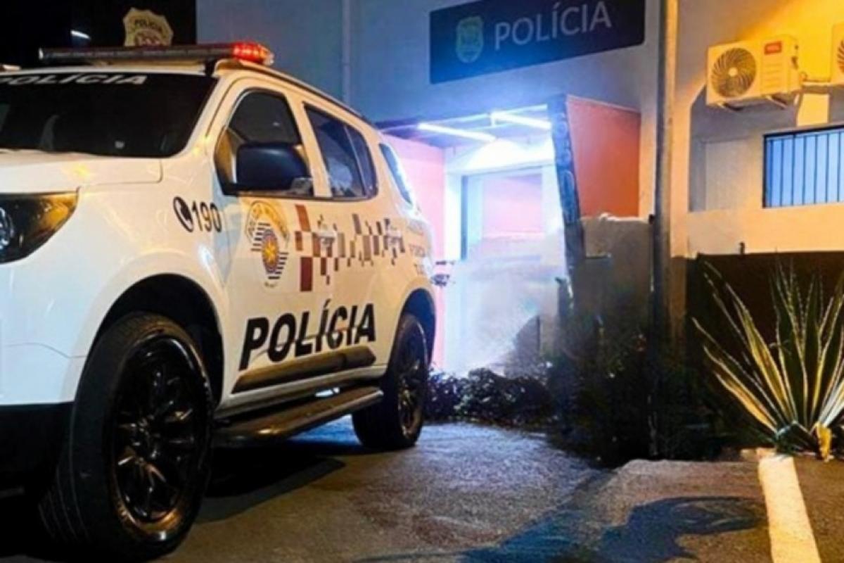 Vítima foi expulsa de casa sob ameaça de morte; agressor resistiu à ação policial e precisou ser contido com uso de força