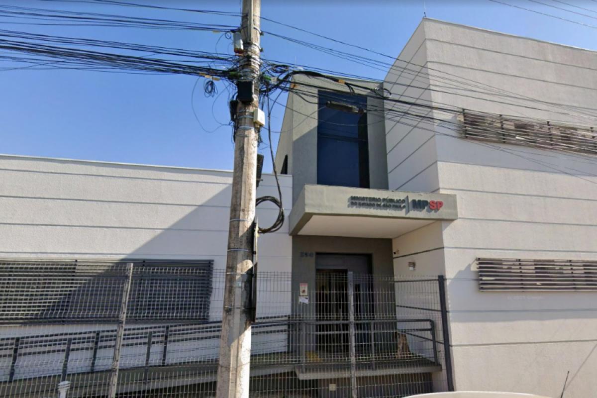 Decisão atende pedido do Ministério Público e impede avanço de projeto imobiliário em zona ambientalmente sensível.