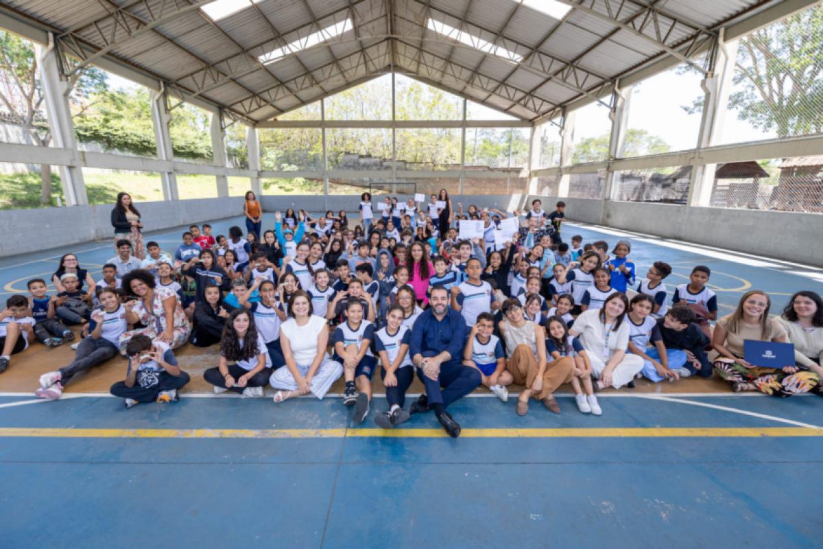 Prefeito Gustavo Martinelli e a secretária municipal de Educação, Priscila Costa, visitaram as escolas municipais premiadas