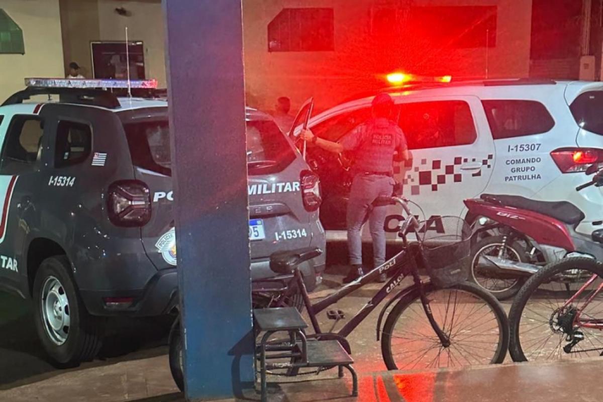 Polícia Militar chegando ao local do crime, em Miguelópolis 