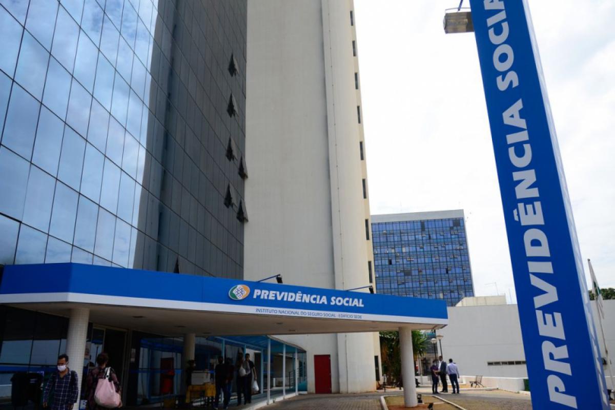 Autarquia revisa acordos com bancos após identificar mais de 760 mil contratos ativos ligados a menores.