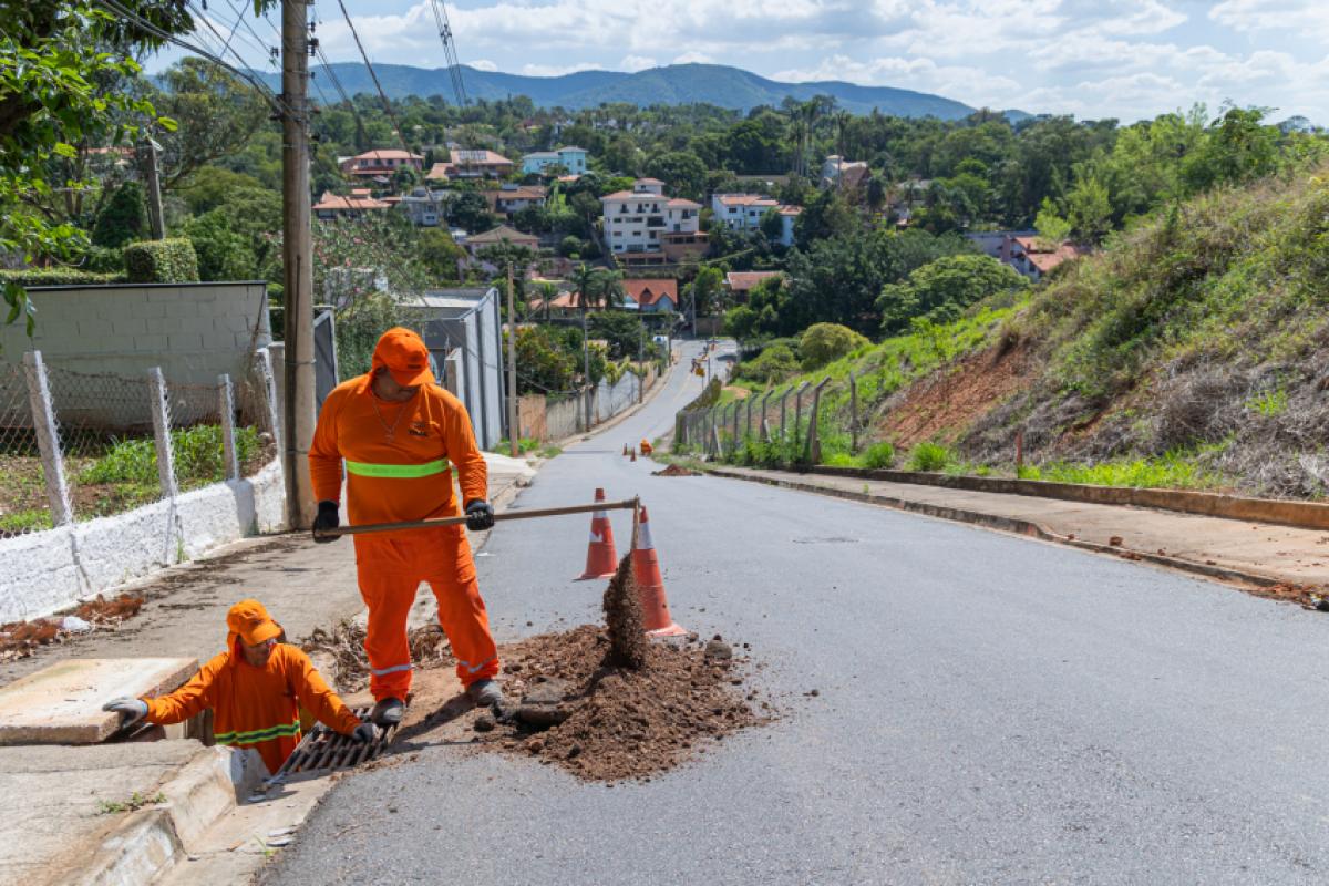 Equipes fazem serviços como limpeza de bocas de lobo, o que ajuda no escoamento da água durante as chuvas