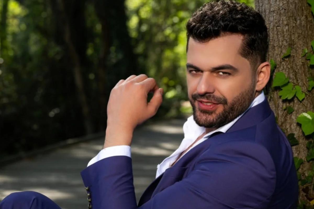 O cantor Shpat Kasapi, de 40 anos