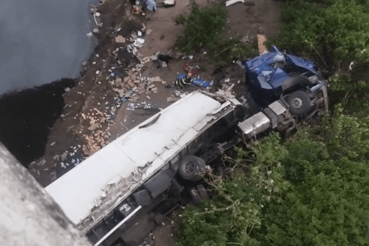 Segundo os bombeiros, a queda foi de cerca de 20 metros