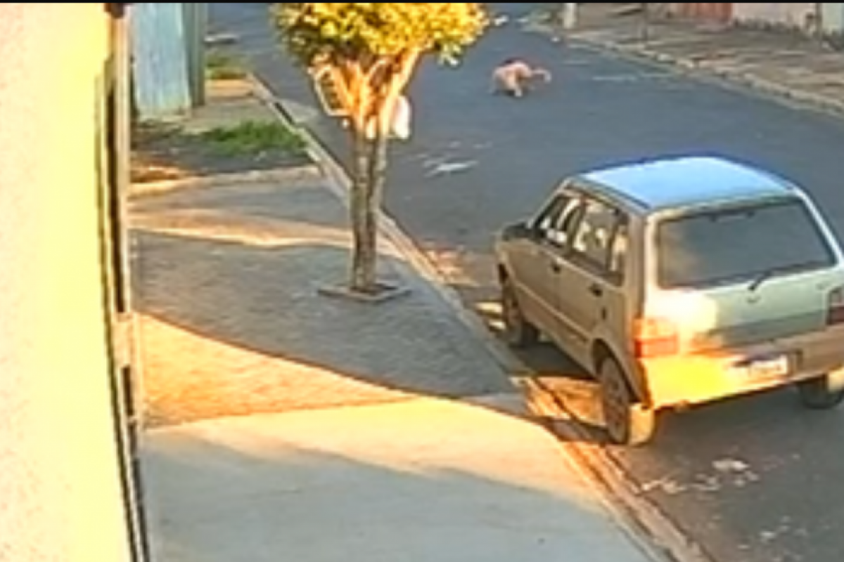 Mulher grávida caiu na rua, ao tentar fugir de homem em surto