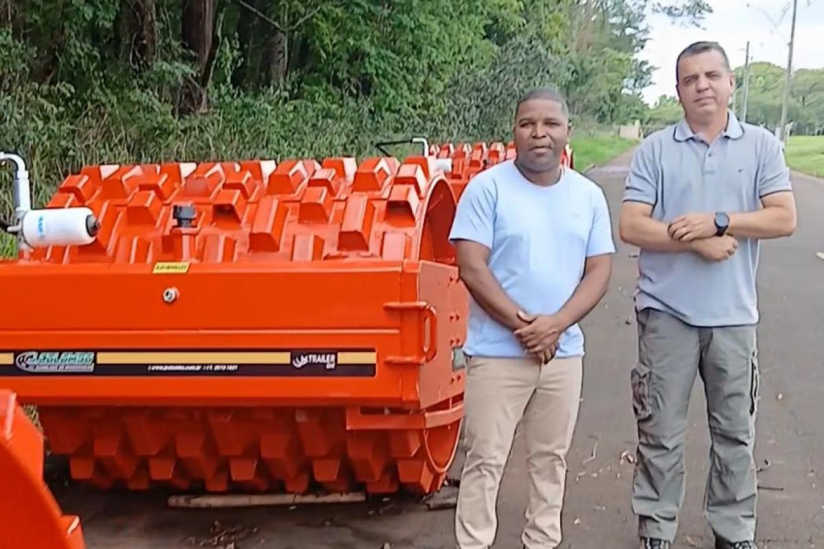 Vereador Faleiros, policial ambiental, ao lado do ex-vereador Ditinho durante a entrega do equipamento