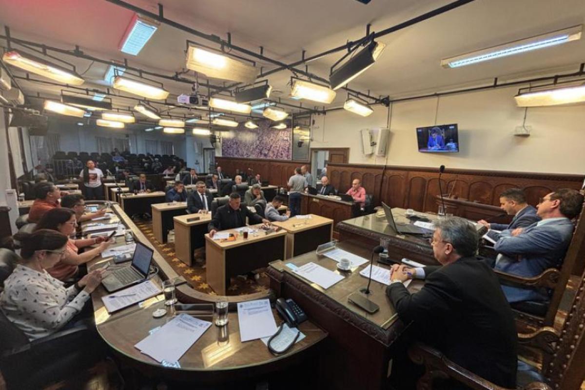 A sessão desta segunda promete ser longa e tensa