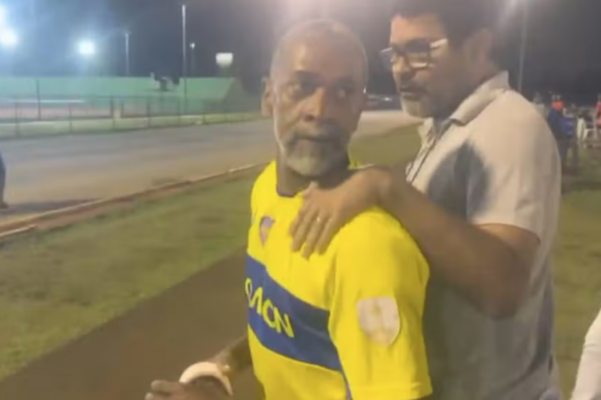  A vítima, de 32 anos, foi puxada pelo veículo ao segurar a maçaneta, momentos depois de uma discussão entre o suspeito e a ex-companheira.