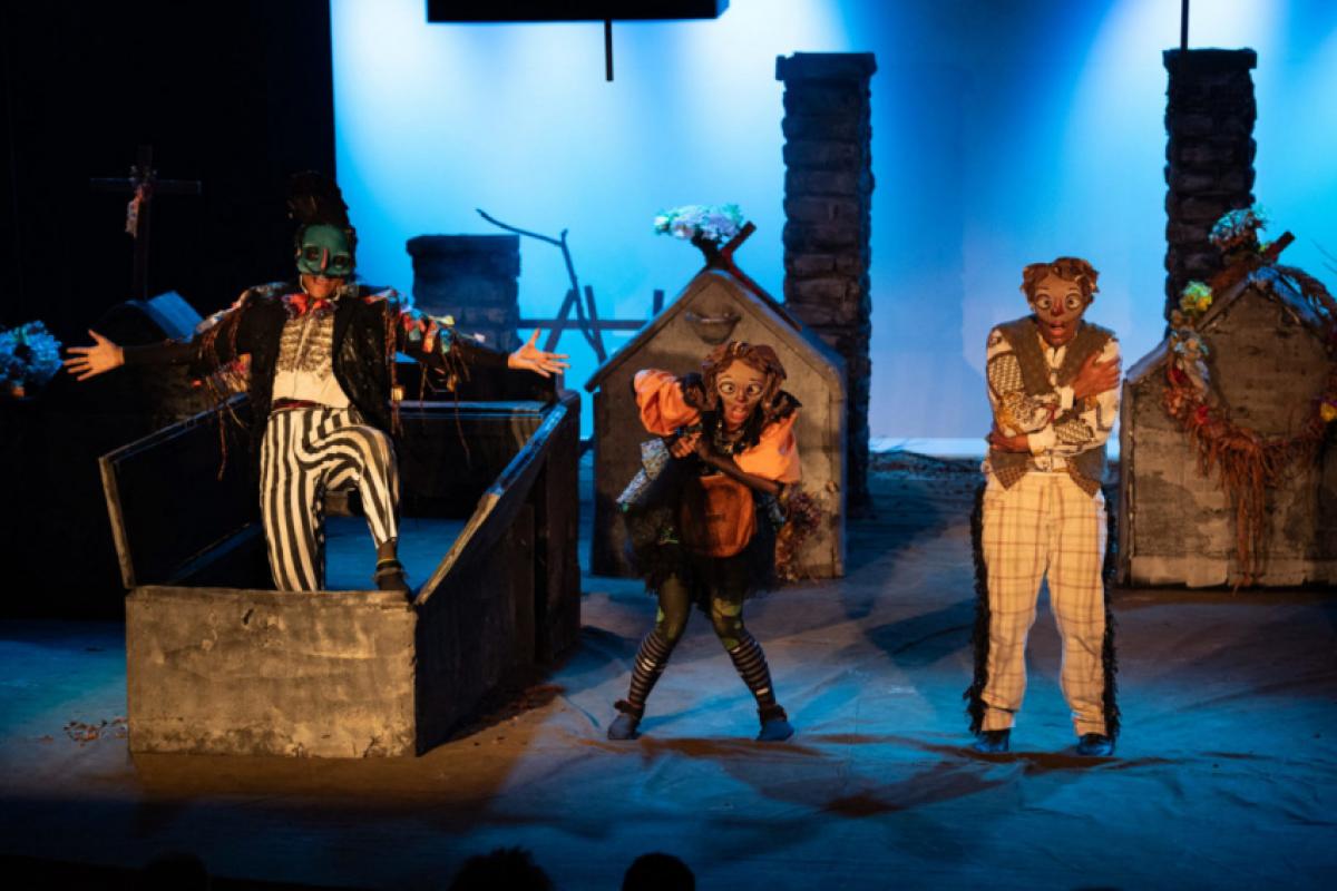 Elenco da Companhia de Teatro de Jundiaí em cena no espetáculo “R.I.P. – Uma História de Amor”