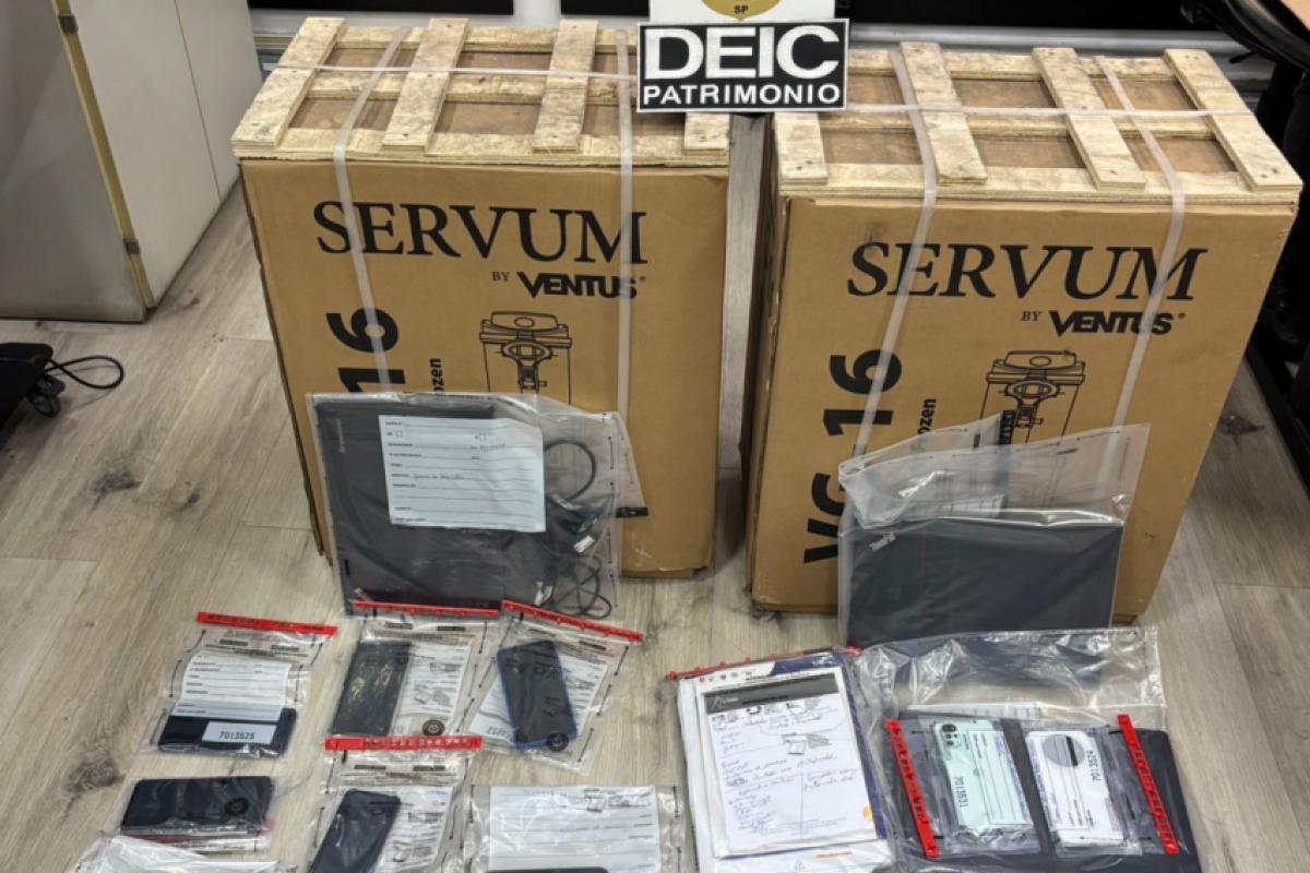 Mercadorias apreendidas durante a operação; materiais serão periciados pelo Instituto de Criminalística