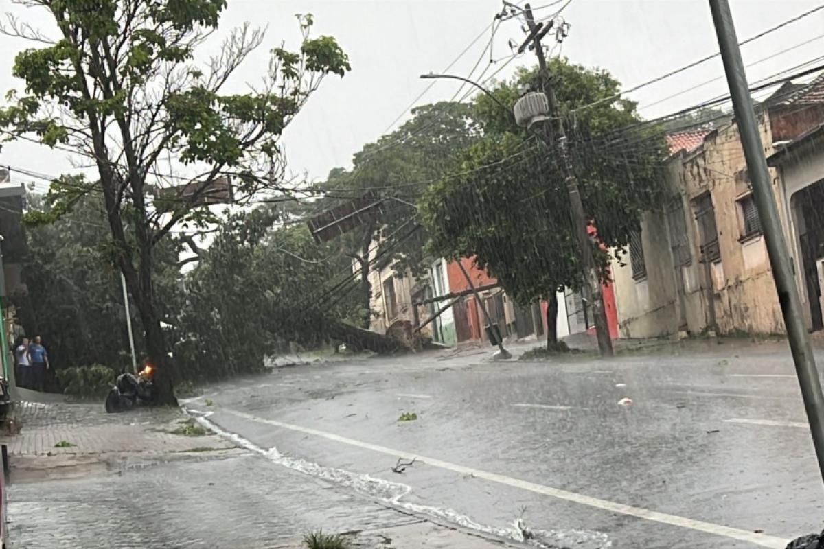 A chuva provocou alagamentos em ruas e avenidas de diferentes bairros, dificultando o trânsito e a circulação de moradores