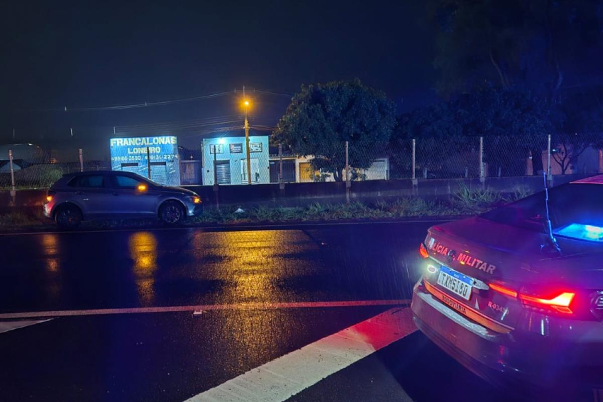 Local do acidente: ao fundo, o carro envolvido na colisão; à direita, a viatura da Polícia Militar Rodoviária