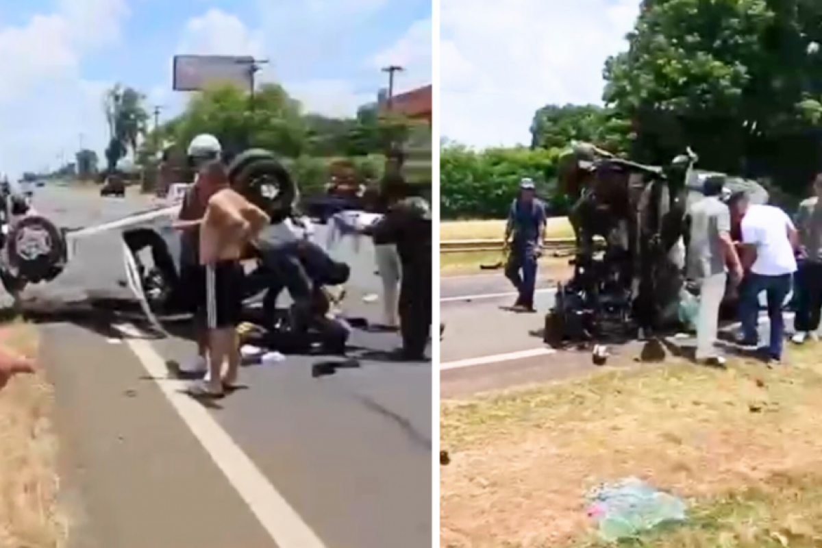 Os carros ficaram destruídos após a grave colisão na rodovia. 