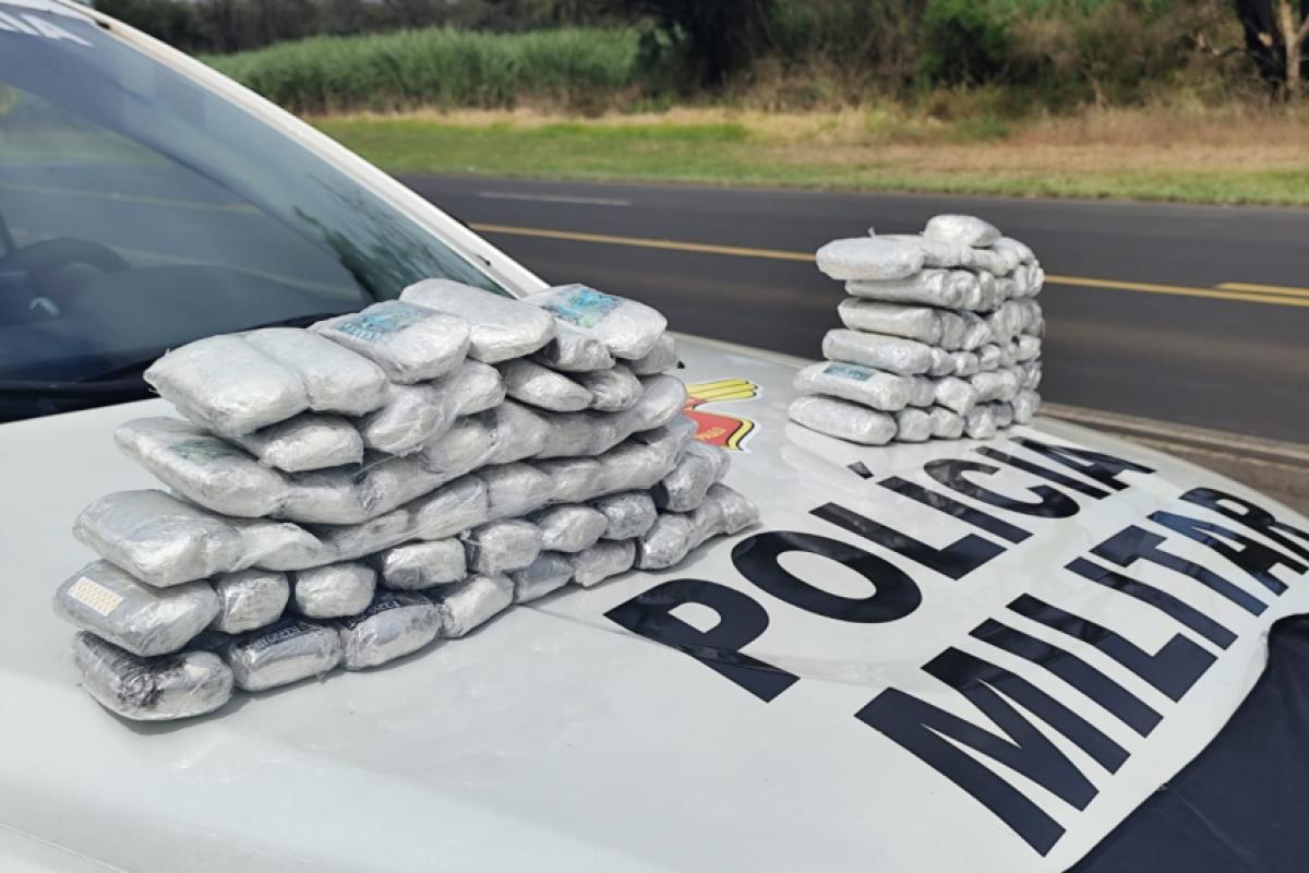 Duas mulheres foram presas com 96 tabletes de haxixe durante fiscalização da Operação Impacto, em Penápolis; droga estava presa ao corpo das suspeitas