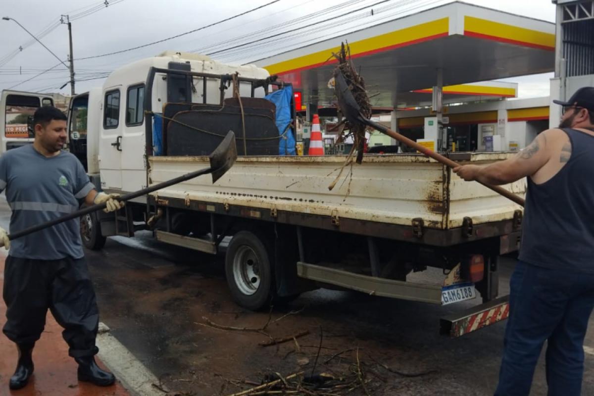 Equipes da Secretaria de Serviços Urbanos limpa avenida Nuno de Assis