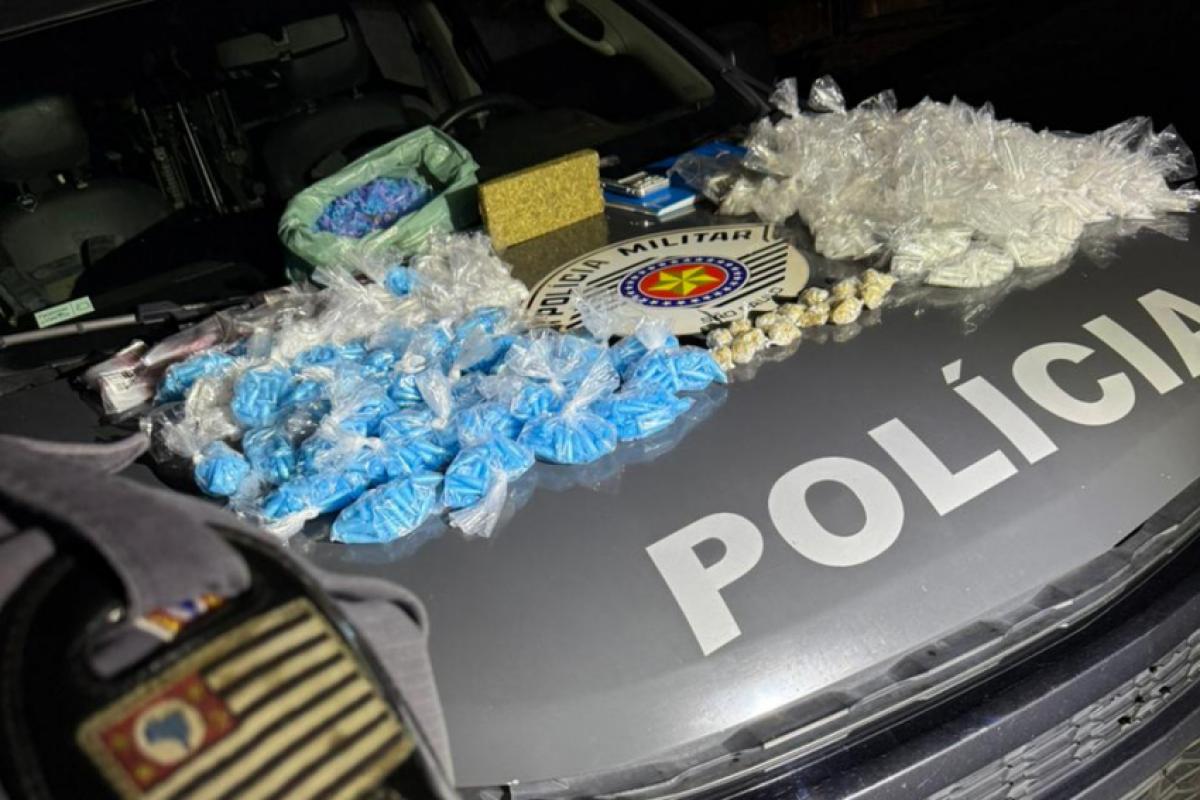 Baep prende traficantes com cocaína, crack e maconha no Vale