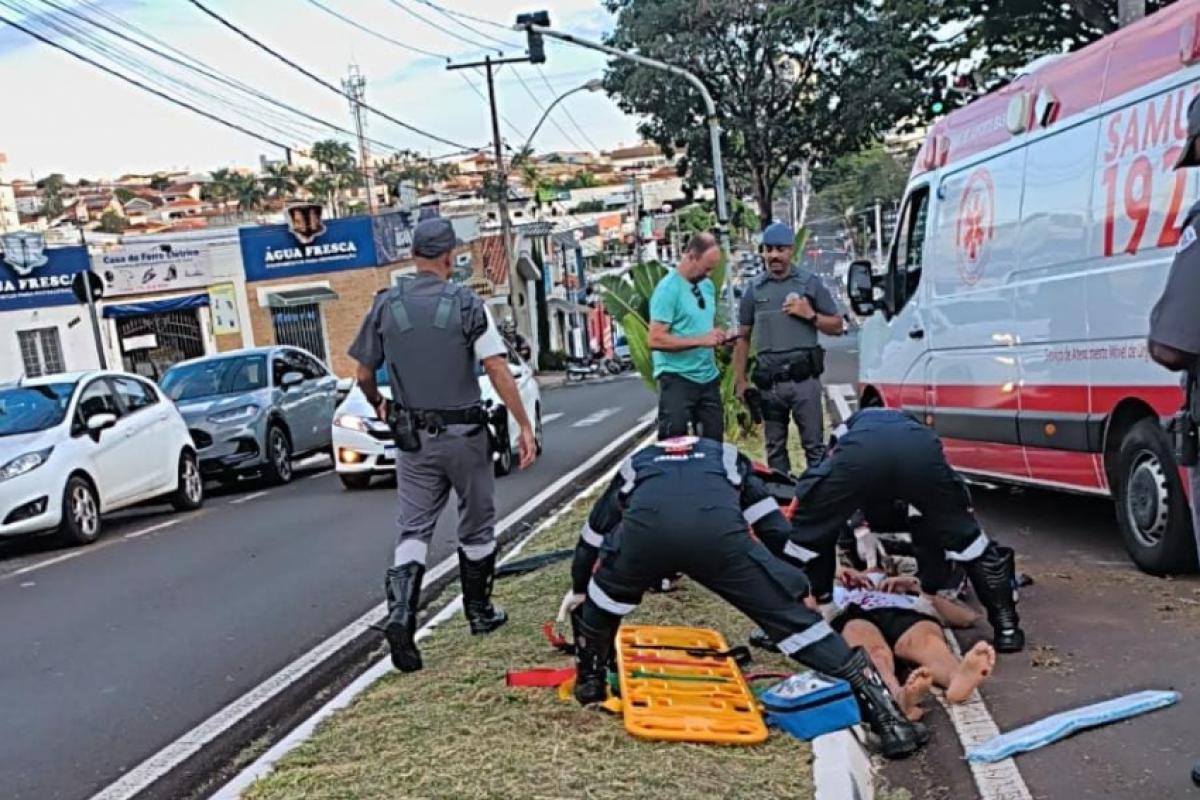 Vítima sendo socorrida pelo Samu na avenida Champagnat, em Franca