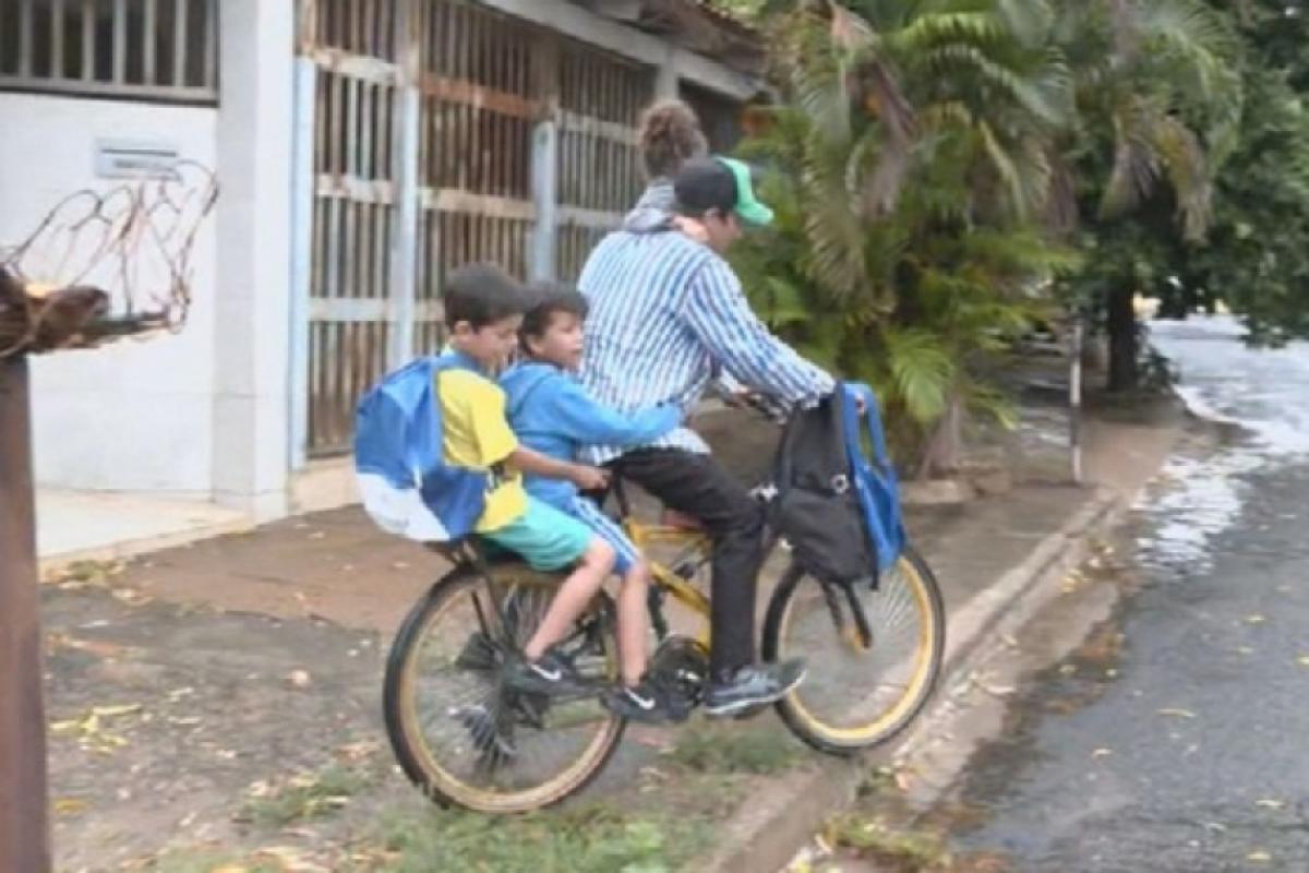 Em um vídeo que viralizou, o serralheiro Francisco Wervily Silva Lima aparece pedalando uma bicicleta adaptada enquanto canta louvores com os filhos 