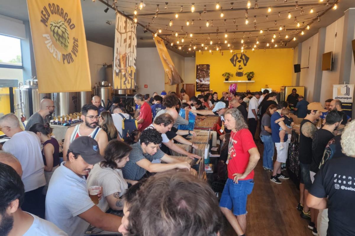 Feira reúne amantes de música e cerveja em festa de discos