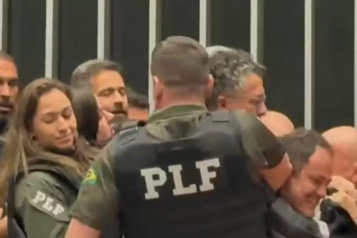 Deputado Glauber Braga foi retirado à força da cadeira de presidente da Câmara