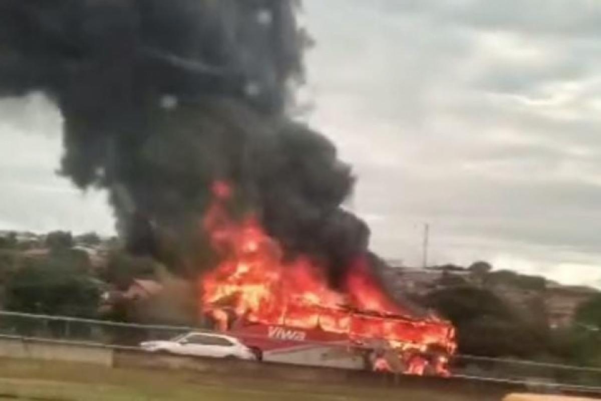 O fogo se alastrou rapidamente e destruiu todo o veículo