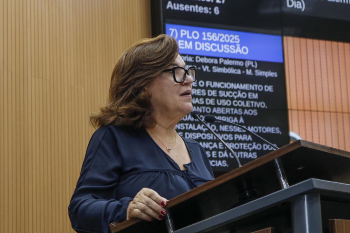 Câmara aprova proposta que proíbe motores de sucção e exige dispositivos de proteção em piscinas coletivas; lei homenageia menina morta após acidente.