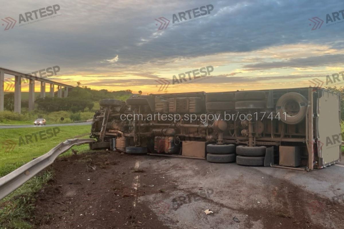Carreta tombou e interditou rodovia na região de Franca