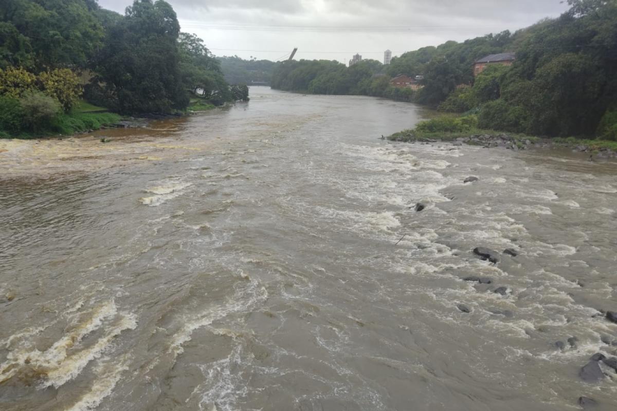 O aumento ocorre após um período de redução no nível do rio, influenciado pela falta de precipitações nos últimos dias