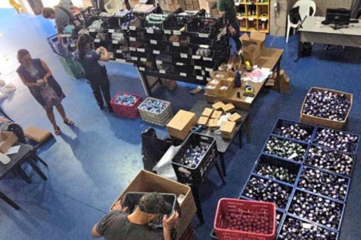 Operação da Vigilância Sanitária e Polícia Civil fecha galpão clandestino em Americana; 900 kg de suplementos irregulares foram descartados.