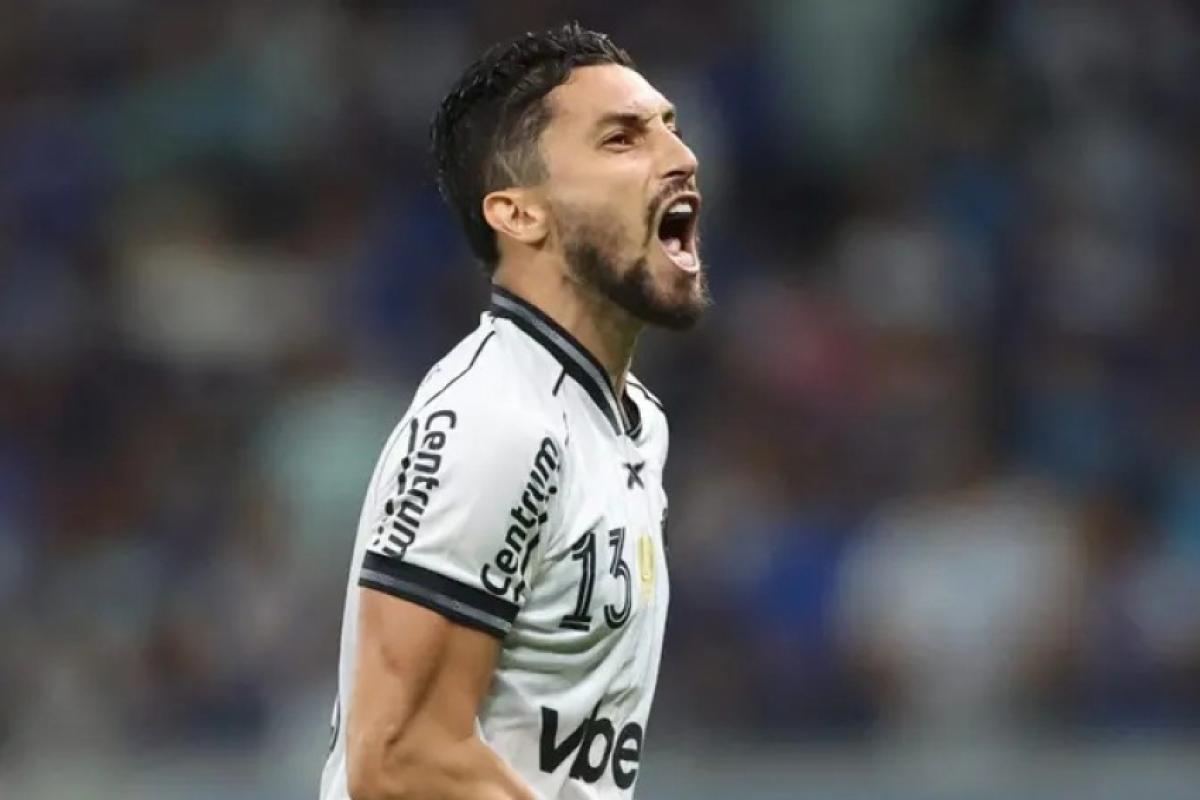 Alex Telles cobrou pênalti e deixou tudo igual, já perto dos 50 minutos