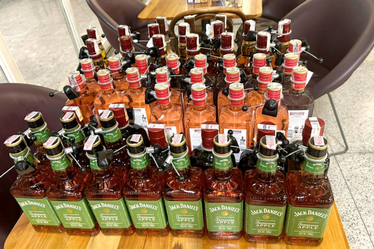 As bebidas foram recuperadas após a prisão da mulher no supermercado. 