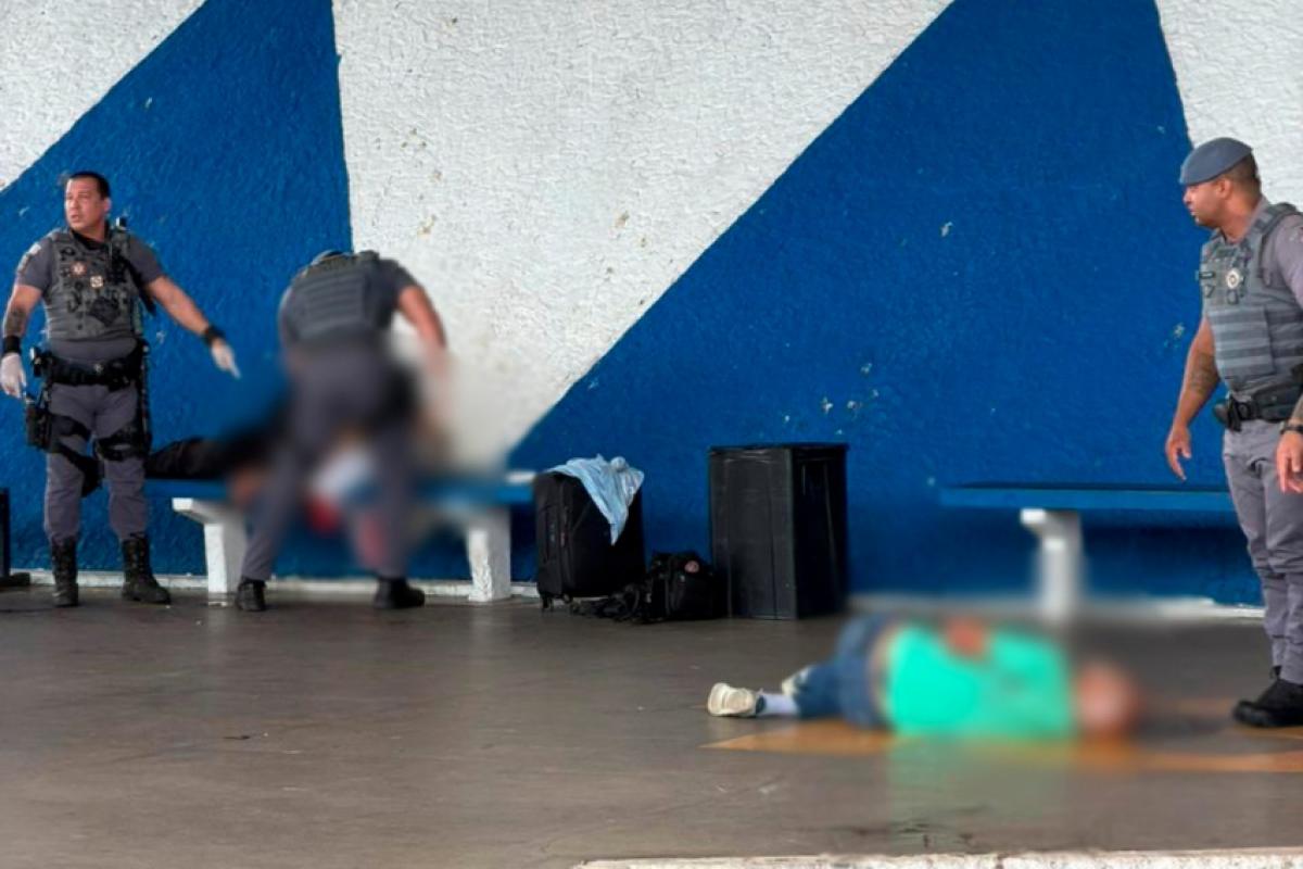 Lyra, esfaqueado, à esquerda, e o agressor baleado à direita