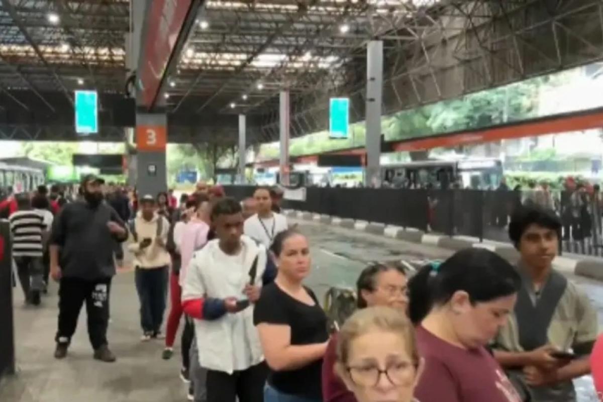 Filas de passageiros em terminal de ônibus