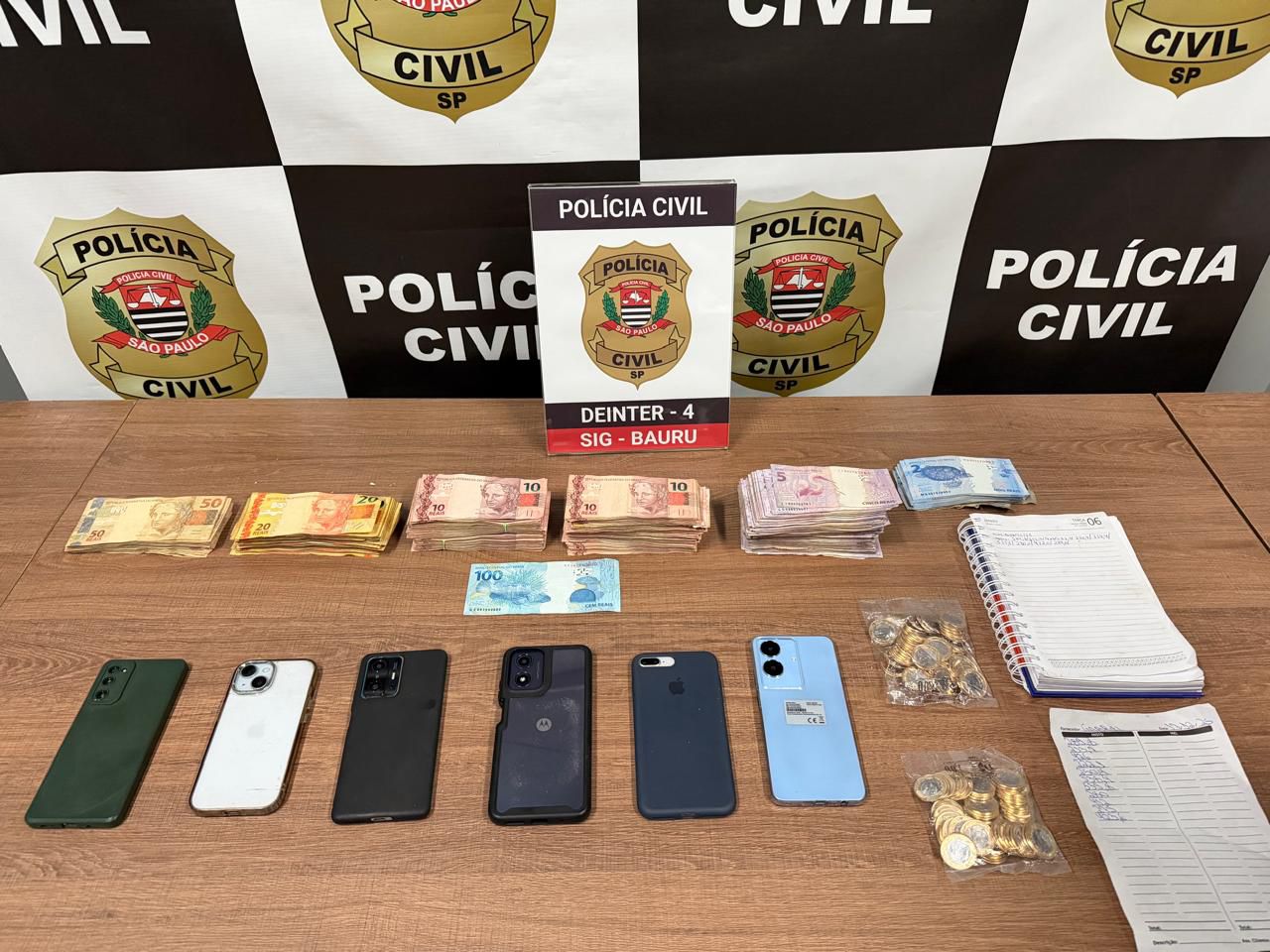 Celulares, dinheiro e caderno de contabilidade apreendidos