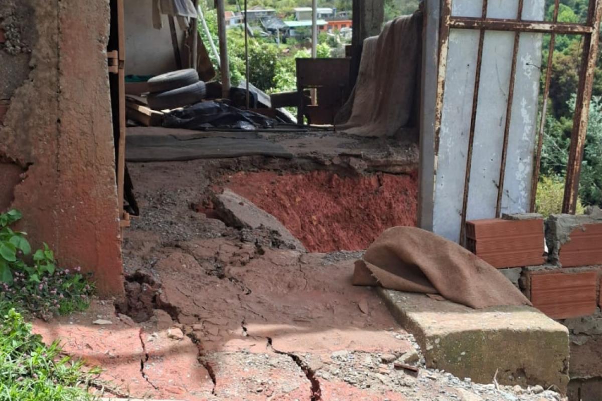 Homem é procurado após desmoronamento de casa situada em área de encosta