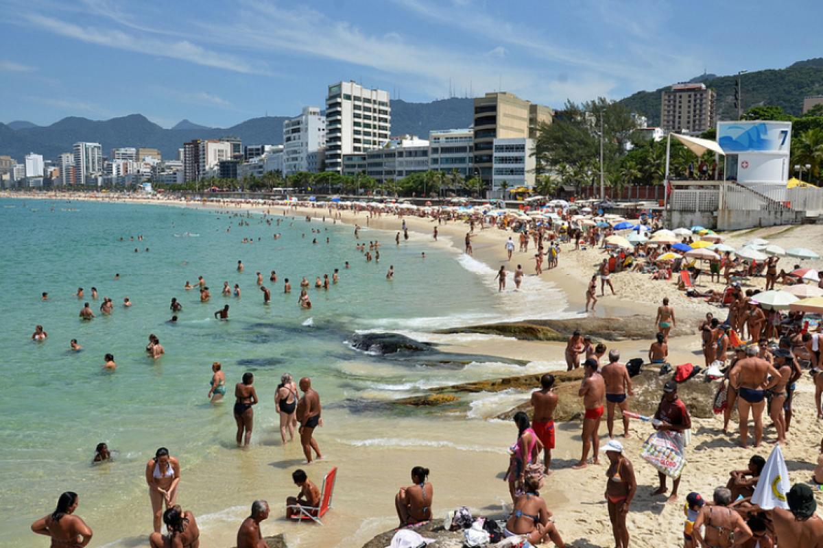 Além do impacto direto na saúde, o calor intenso agrava outros problemas, como a falta d'água em diferentes regiões.