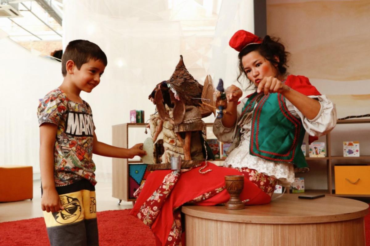 Cortejos e intervenções artísticas animam a rua Barão de Jundiaí durante o Natal Luz 2025