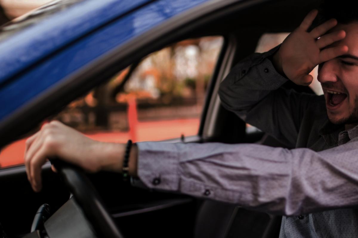 Além de levar um soco na cara, o homem foi derrubado pelo motorista em fúria, que ainda pisou no seu pescoço. 