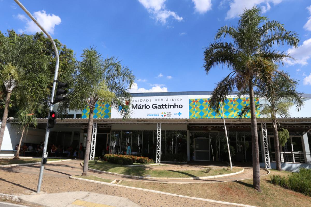 Criança ficou oito dias internada após dar entrada em estado gravíssimo; mãe e padrasto seguem presos e investigação apura crimes contra incapaz.