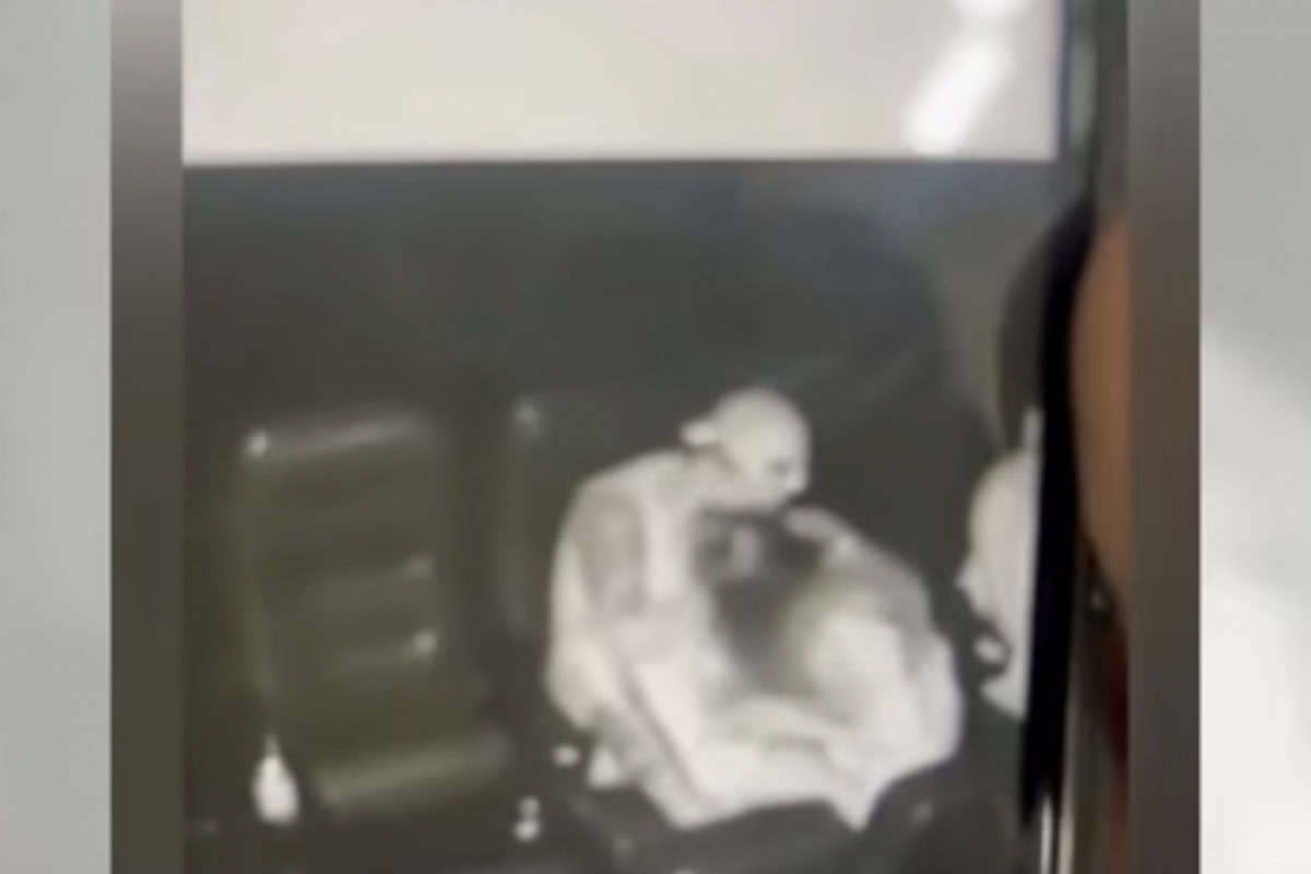 Segundo a Polícia Militar, a agressão começou após a jovem receber uma ligação durante o filme. 