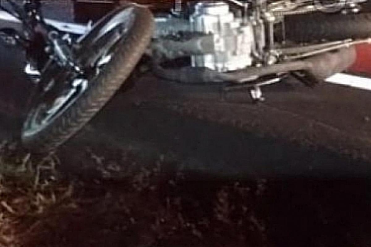 O condutor da moto morreu ao bater na traseira de um caminhão baú. 