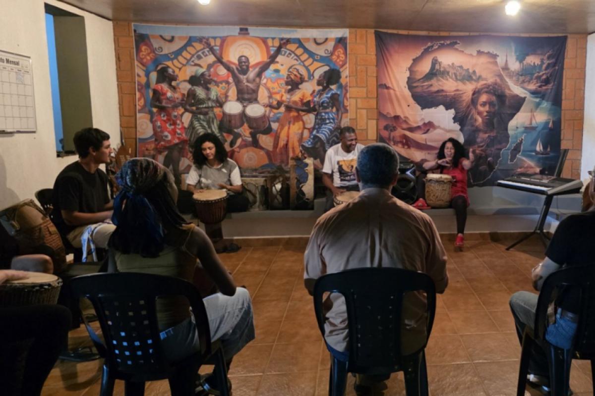 Inscrições para o 'Curso de Percussão Ancestral' vão até 20 de dezembro; aulas são ministradas por mestres da tradição Bantu.
