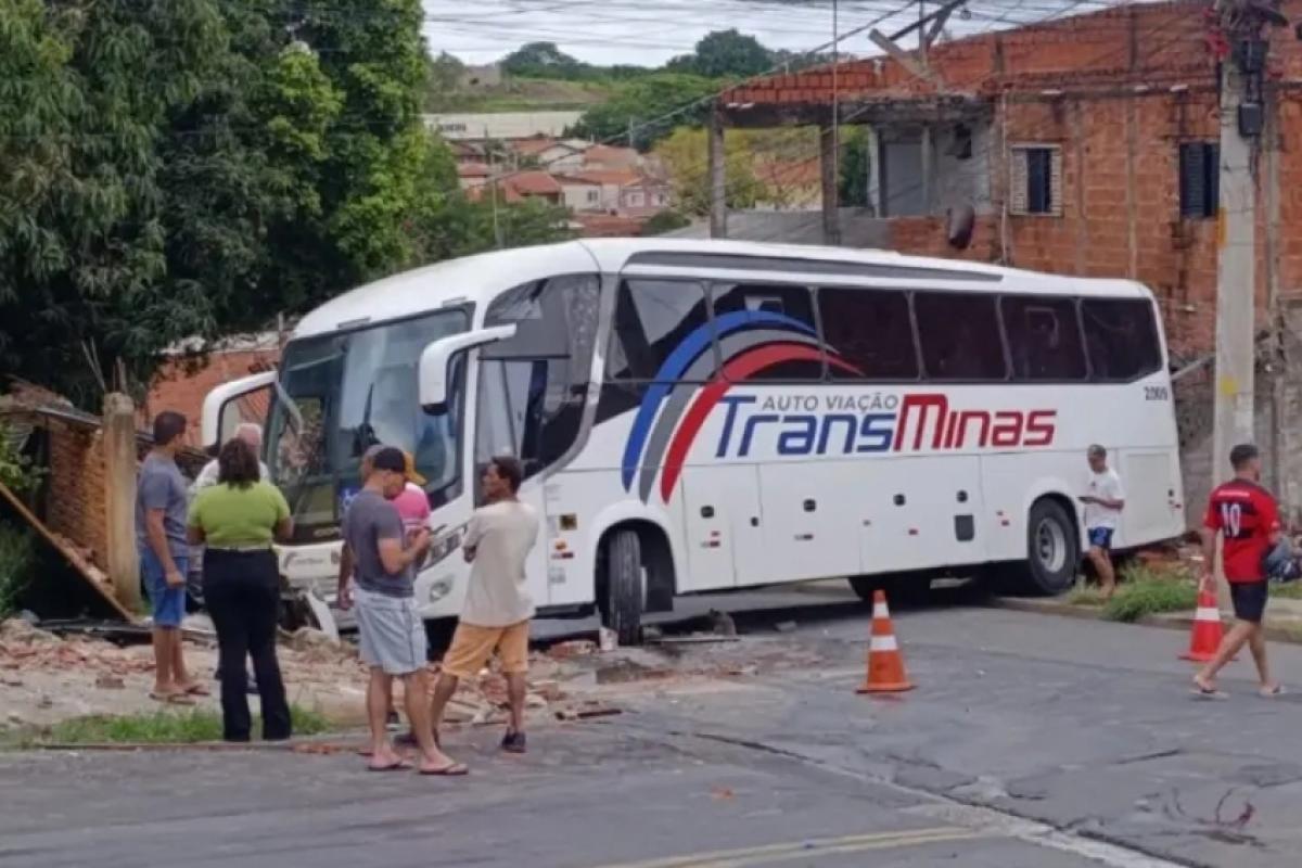 A acidente provocou pânico, susto e correira na rua Etore Galesi. 