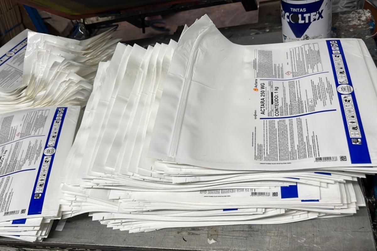 Rótulos falsificados e adulterados encontrados em gráfica clandestina em Cristais Paulista