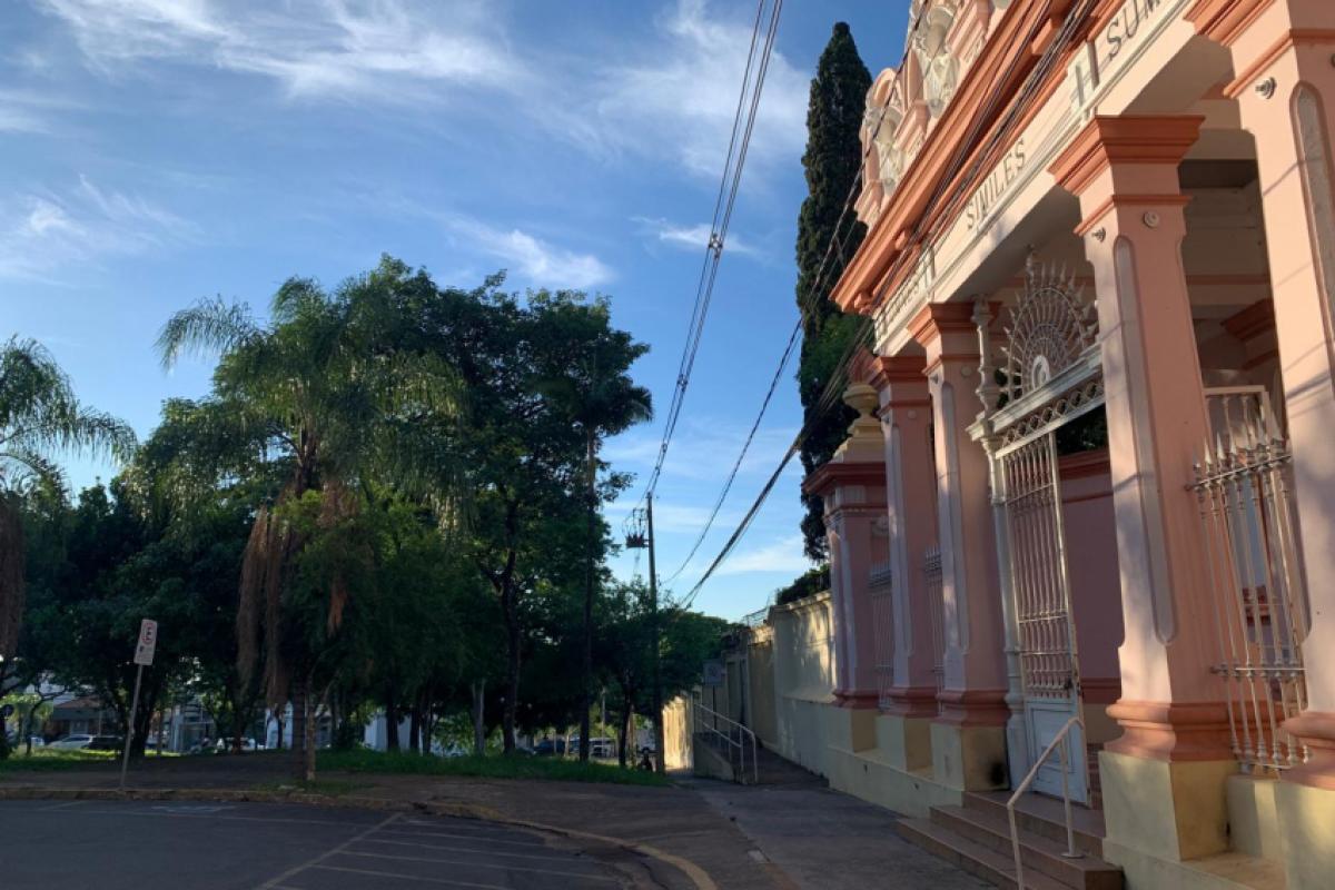 Segundo os relatos, o espaço público apresenta mato alto, bancos quebrados e iluminação comprometida devido a postes com lâmpadas queimadas